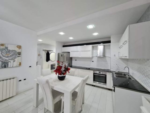 Tirane, jepet me qera apartament 2+1+BLK Kati 5, 100 m² 650 Euro (Komuna Parisit)