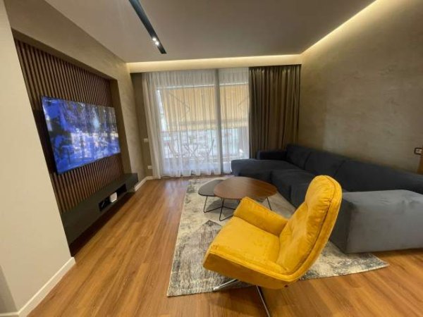 Tirane, jepet me qera apartament 2+1 Kati 8, 120 m² 2.000 Euro (Bllok)