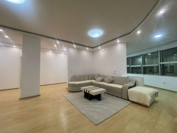 Tirane, jepet me qera apartament 3+1 Kati 3, 190 m² 1.100 Euro (Mbrapa Ambasades Amerikane)
