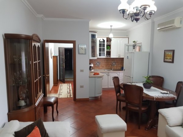 Tirane, jepet me qera apartament 2+1 Kati 3, 100 m² 400 Euro (Te Brryli)