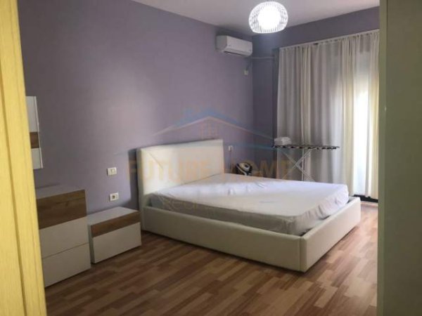 Tirane, jepet me qera apartament 2+1+BLK Kati 1, 700 Euro (Rruga e Barrikadave)
