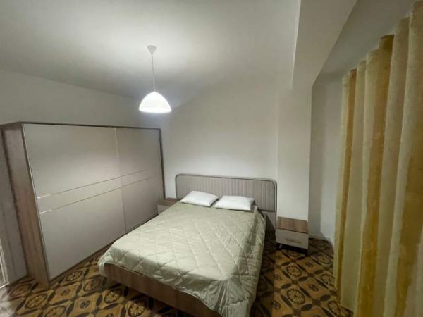 Tirane, jepet me qera apartament 1+1 Kati 3, 89 m² 600 Euro (Qender)