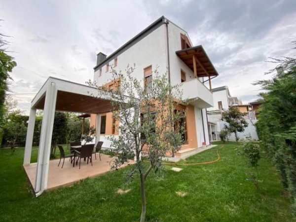 Tirane, jepet me qera apartament 4+1+A+BLK Kati 1, 438 m² 2.500 Euro