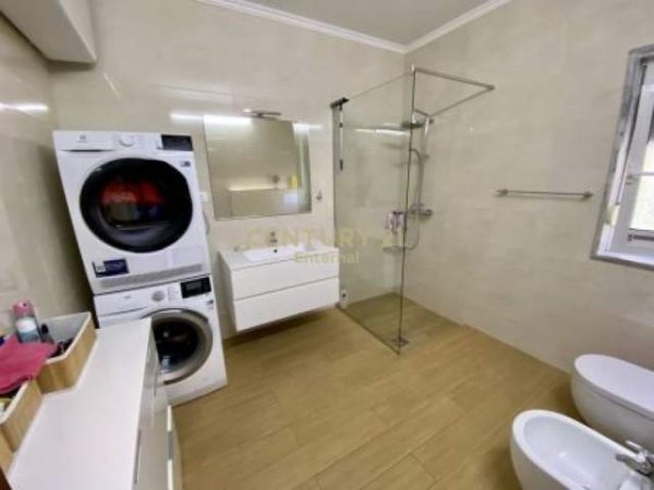 Tirane, jepet me qera apartament 2+1 Kati 4, 120 m² 1.300 Euro (Blloku)