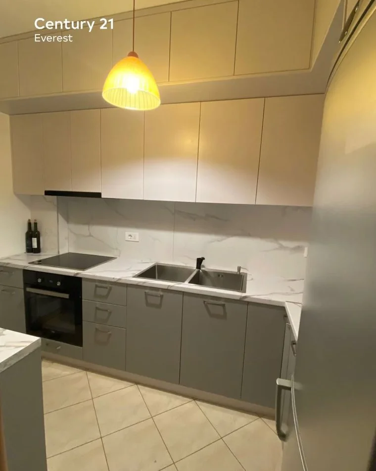 Tirane, jepet me qera apartament 2+1 Kati 6, 95 m² 700 €