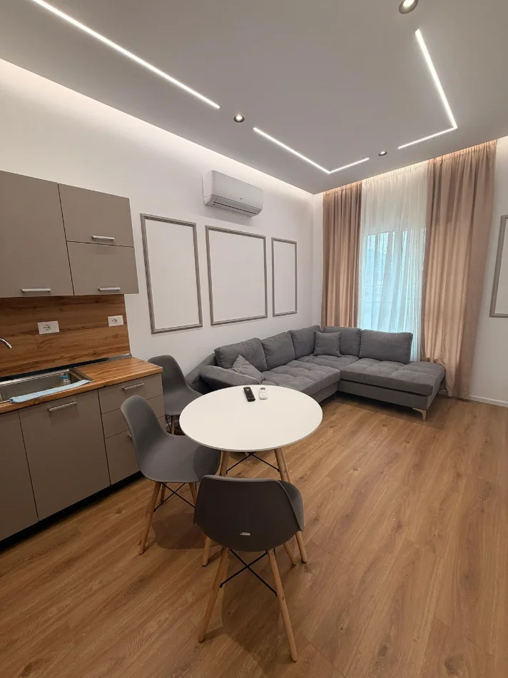 Tirane, jepet me qera apartament 1+1+Ballkon Kati 4, 60 m² 500 € (Pasho Hysa,Kompleksi Mangalem21)
