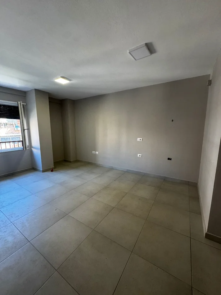 Tirane, jepet me qera ambjent biznesi Kati 1, 60 m² 600 € (Pazari i Ri)