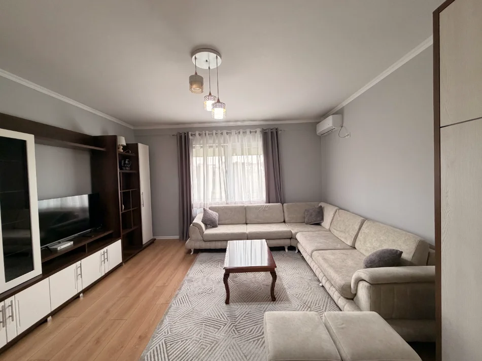 Tirane, jepet me qera apartament 2+1+Parkim Kati 3, 117 m² 85'000 leke/muaj - Kopshtit Botanik (Hyrja)