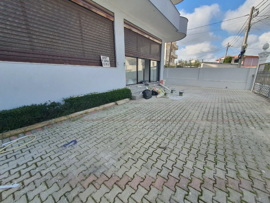 Durres, jap me qera ambjent biznesi Kati 1, 160 m² (shkozet)