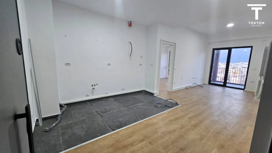 Tirane, jepet me qera apartament 2+1+Ballkon Kati 15, 110 m² 1,200 € (Rruga e Kavajes) TT 913