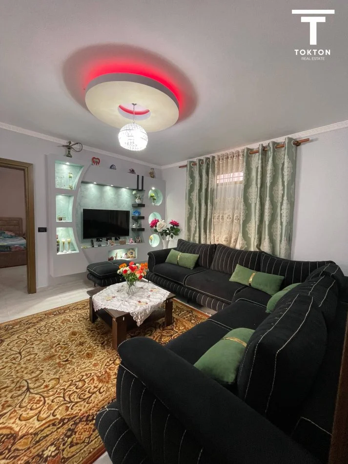 Tirane, jepet me qera shtepi 2+1 Kati 0, 800 € (xhamllik)