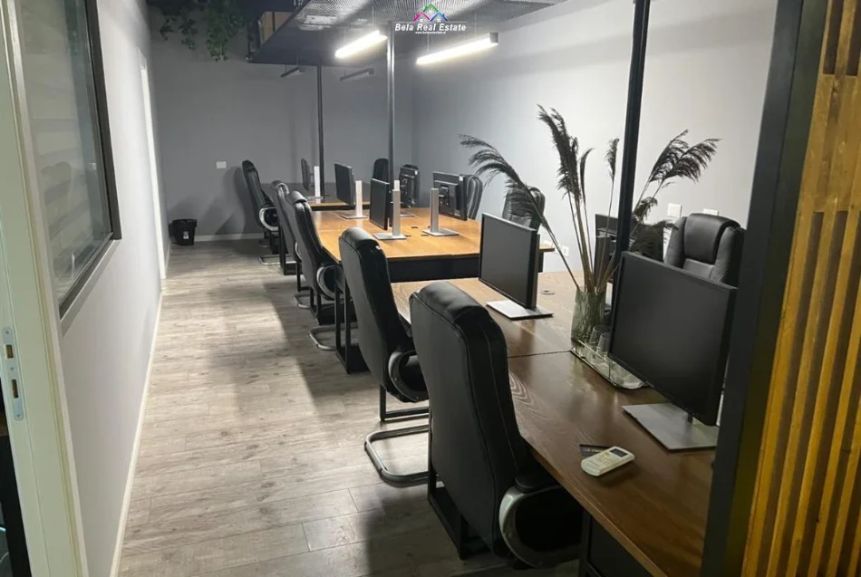 Tirane, jepet me qera zyre Kati 2, 108 m² 2.000 € (Kompleksi Square 21)