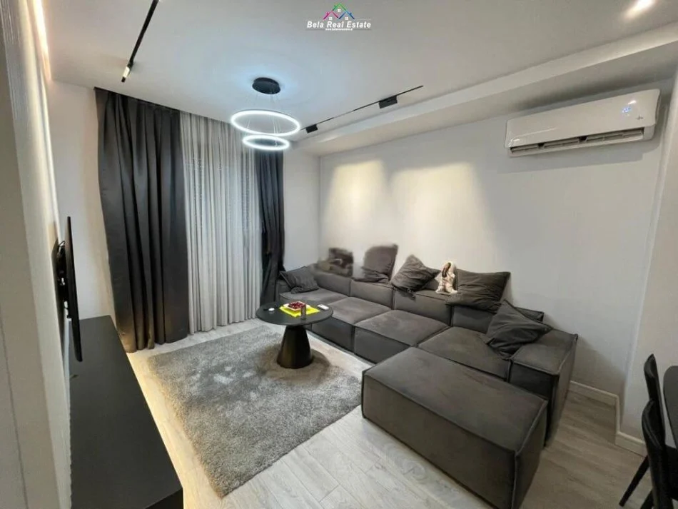 Tirane, jepet me qera apartament 2+1+Ballkon Kati 4, 95 m² 700 € (Porcelan, prane UET)