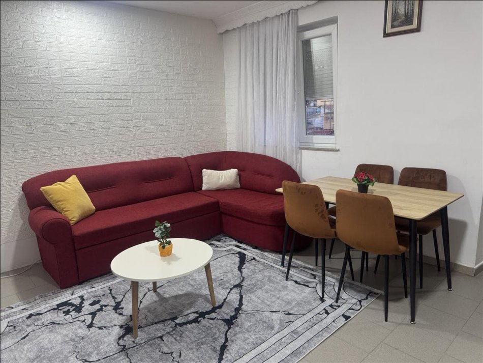 Tirane, jepet me qera apartament 1+1+Ballkon Kati 3, 68 m² 500 € (shkolla e kuqe)