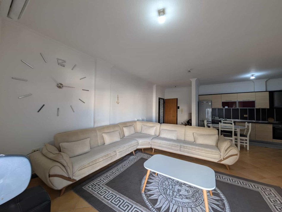 Tirane, jepet me qera apartament 2+1+Ballkon Kati 1, 86 m² 450 € (rruga dajtit)