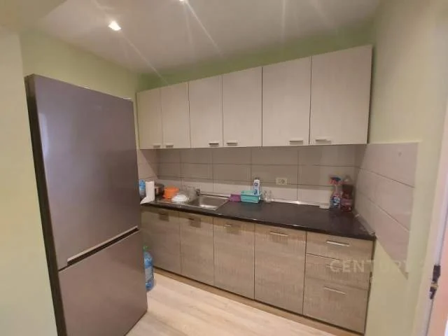 Tirane, jepet me qera apartament 60 m² 400 Euro (frosina plaku)