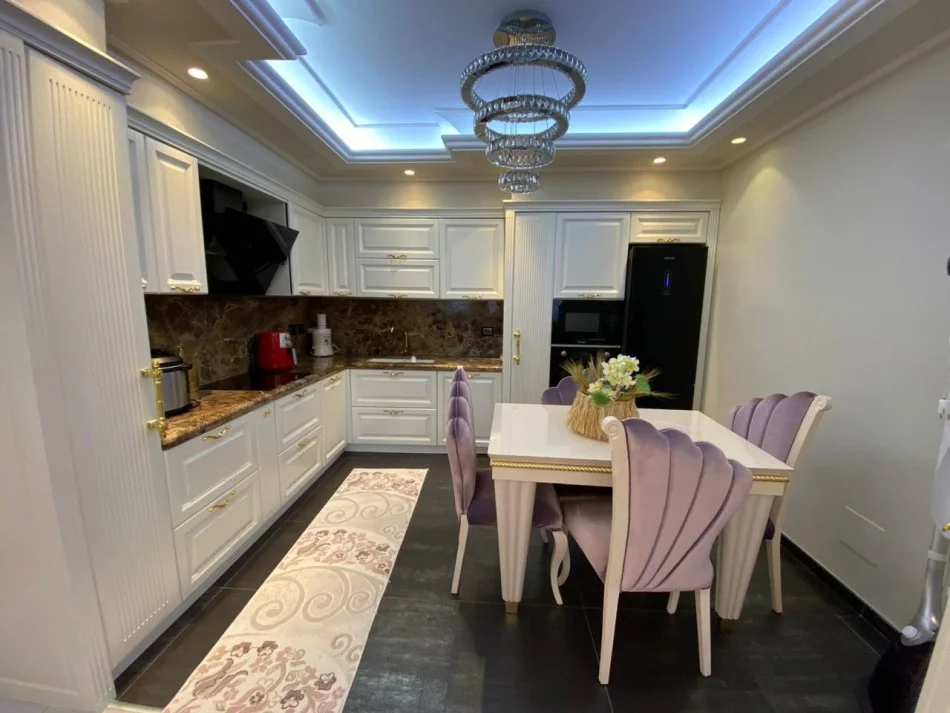 Shitet Apartament 3+1 Porcelan