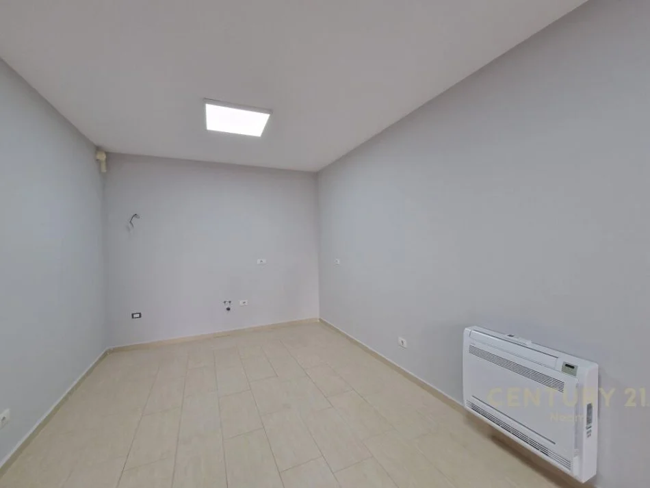 Apartamenti ndodhet tek Rruga e Barrikadave pallat i Ri me ashensor.