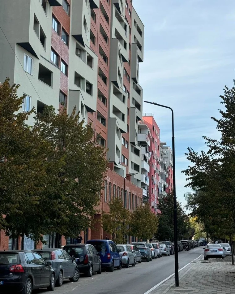 Tirane, shes apartament 2+1+Ballkon Kati 3, 90 m² 162.000 € (Rr. Kavajes)