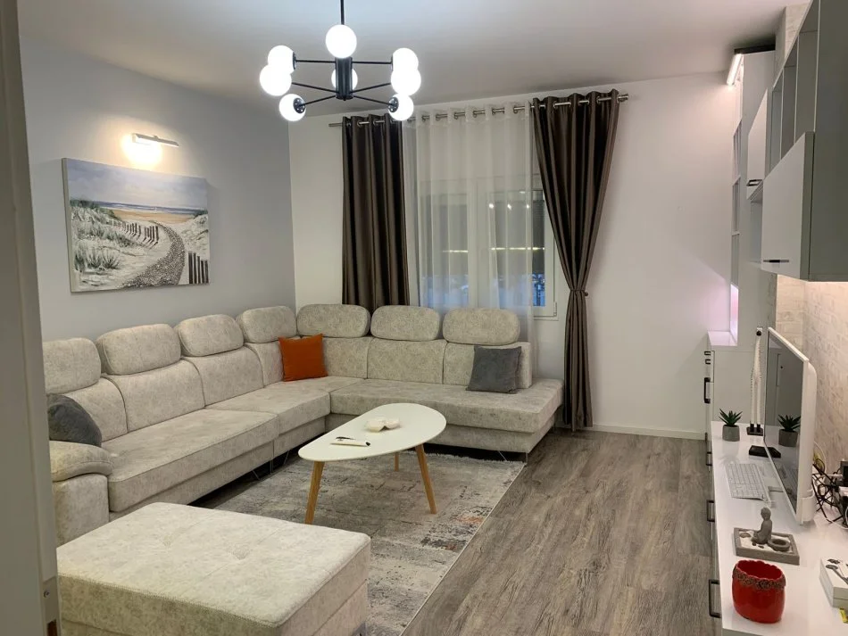 Tirane, jepet me qera apartament 2+1+Ballkon Kati 3, 80 m² 1.000 € (Rruga Reshit Petrela)