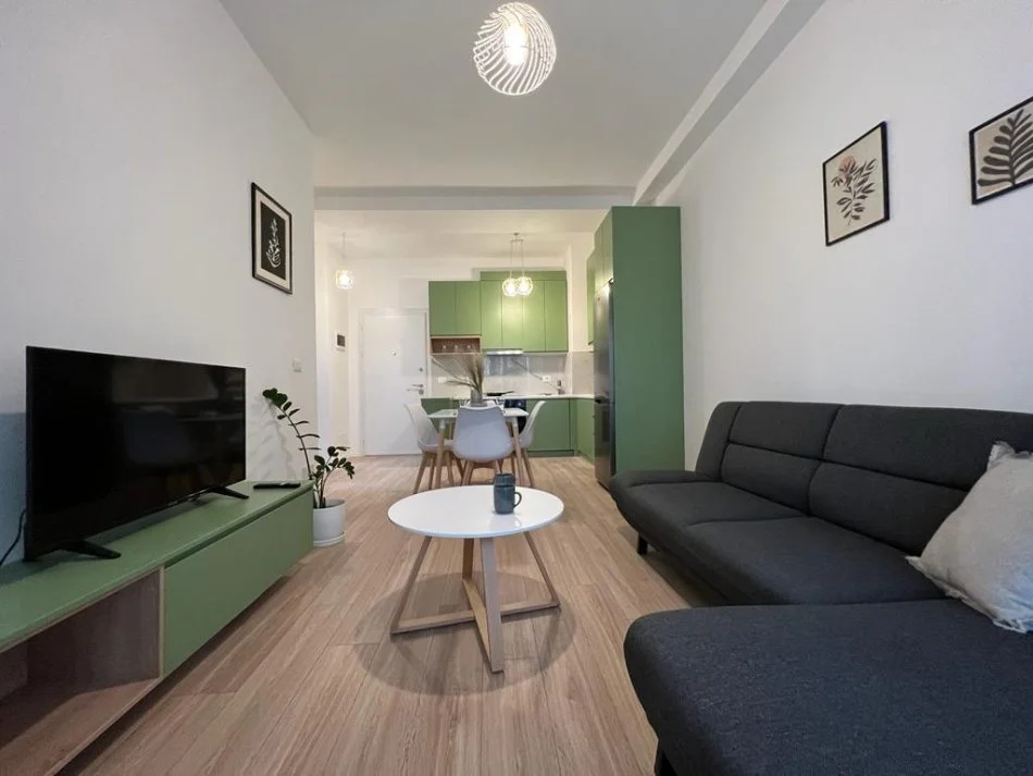 Tirane, jepet me qera apartament 1+1+Ballkon Kati 4, 61 m² 630 € (Kompleksi Kontakt)