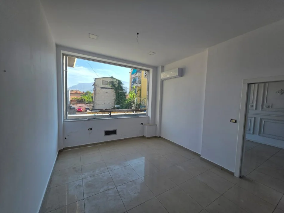 Tirane, jepet me qera ambjent biznesi Kati 2, 47 m² 400 € (Rruga e DIbres)