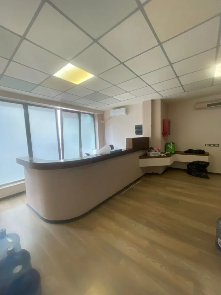 Tirane, jepet me qera ambjent biznesi Kati 1, 306 m² 3.400 € (Rruga e Dibres)