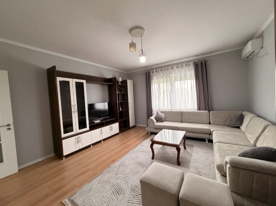 Tirane, jepet me qera apartament 2+1+Parkim Kati 3, 117 m² 85'000 leke/muaj - Kopshtit Botanik (Hyrja)