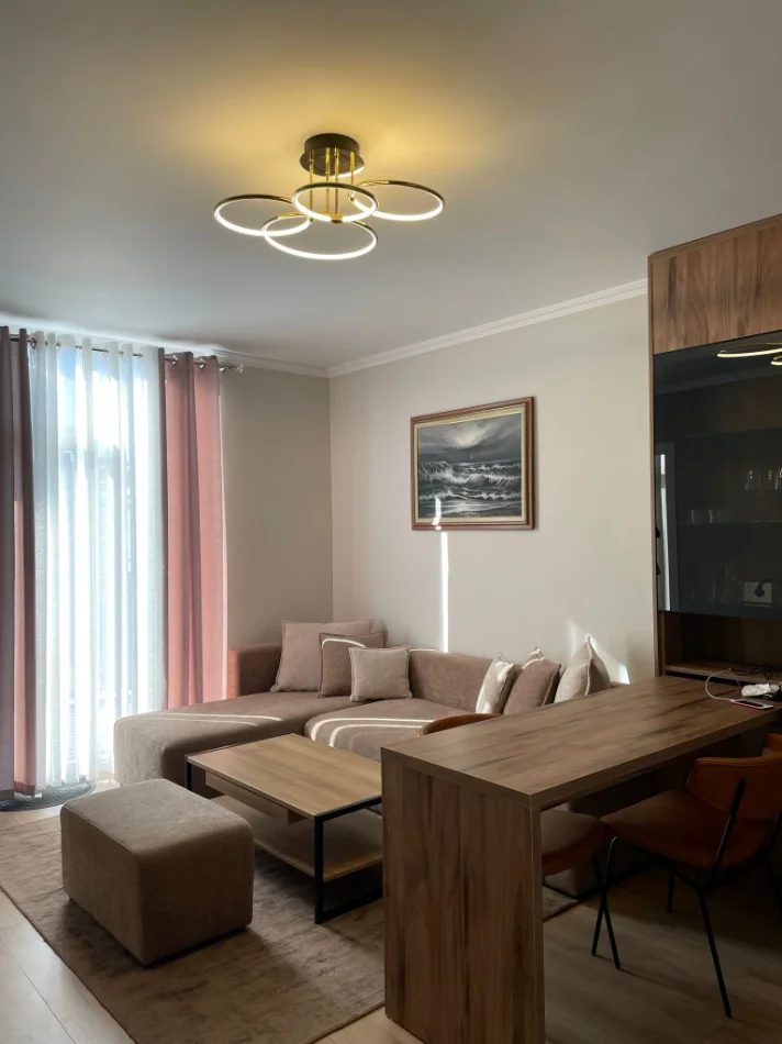 Tirane, jepet me qera apartament 2+1+Ballkon Kati 4, 77 m² 500 € (Yzberisht /Rr.Besim Alla)