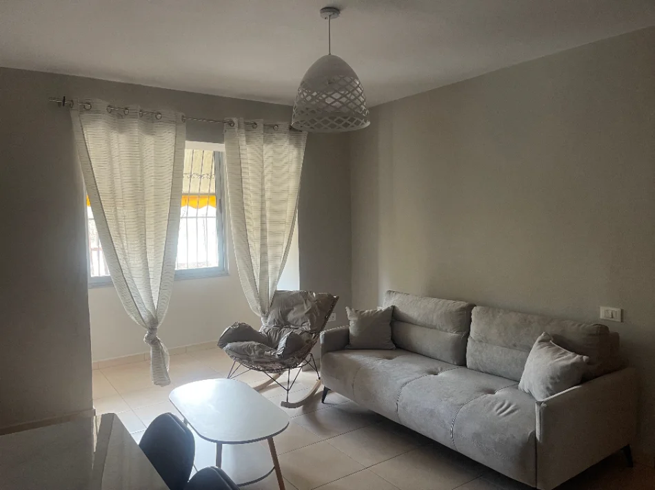 Tirane, jepet me qera apartament 1+1+Ballkon Kati 2, 70 m² 430 € (bulevardi bajram curri)