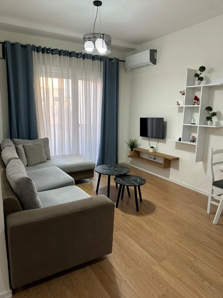 Tirane, jepet me qera apartament 1+1+Ballkon Kati 4, 60 m² 500 € (Brryli)