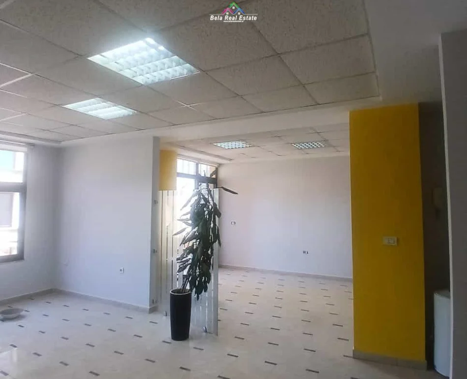 Tirane, jepet me qera zyre Kati 3, 160 m² 1.580 € (21 dhjetori)