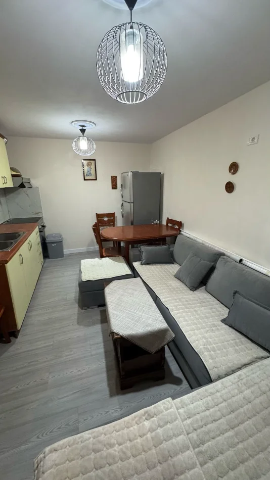 Tirane, jepet me qera apartament 1+1+Ballkon Kati 1, 60 m² 350 € (Rr e Dibrës, pranë Komisariatit Nr. 4)