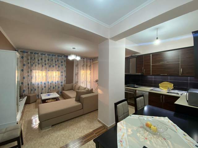 Tirane, jepet me qera apartament 2+1+BLK Kati 6, 120 m² 600 Euro (Komuna Parisit)