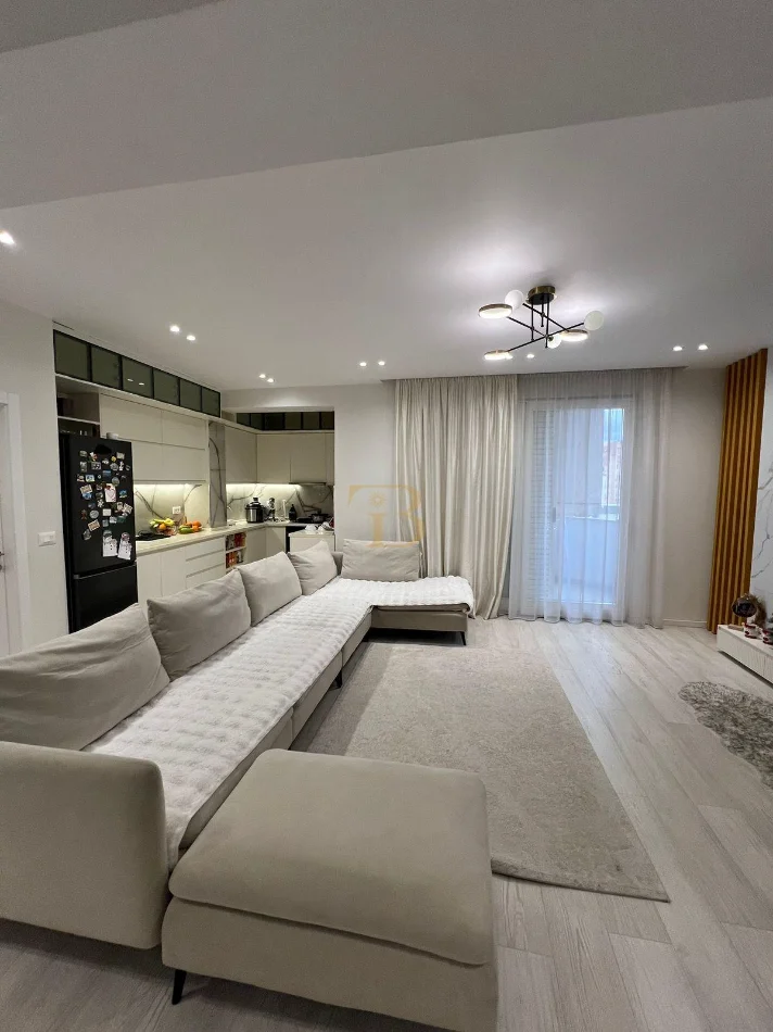 Tirane, shitet apartament 2+1+Ballkon Kati 6, 110 m² 375.000 € (komuna e Parisit)