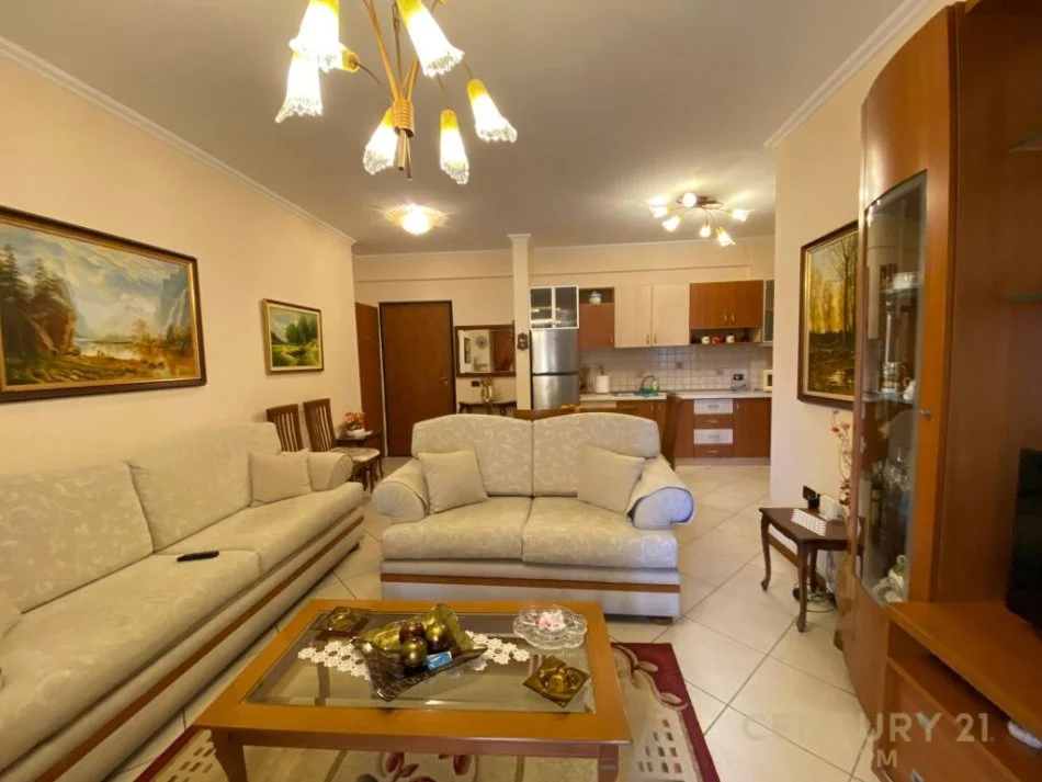 Tirane, jepet me qera apartament 1+1+Ballkon Kati 4, 64 m² 600 € 