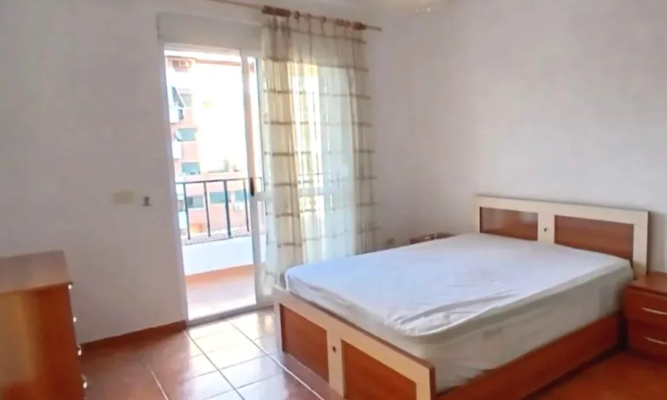 Tirane, jepet me qera apartament 1+1 Kati 3, 70 m² 500 € (Pazari i Ri)