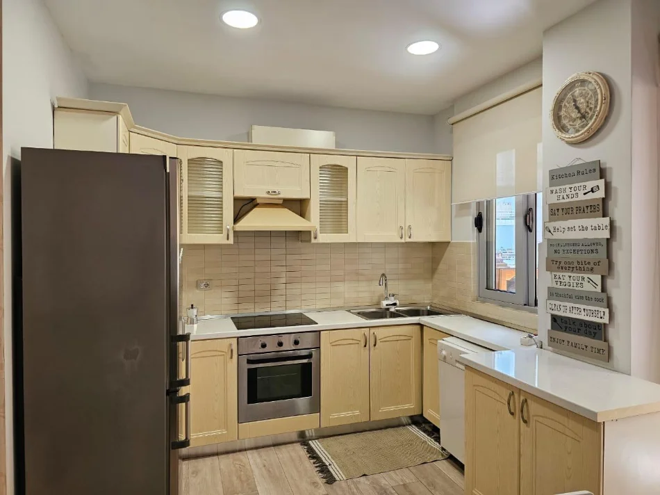 Tirane, jepet me qera apartament 2+1 Kati 3, 100 m² 800 € (Liqeni i Thate)
