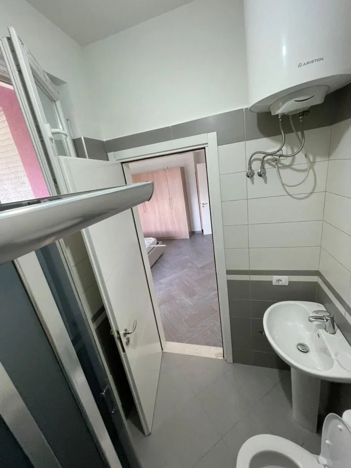 Tirane, jepet me qera apartament 2+1+Ballkon Kati 3, 110 m² 700 € (Kopshti Botanik)