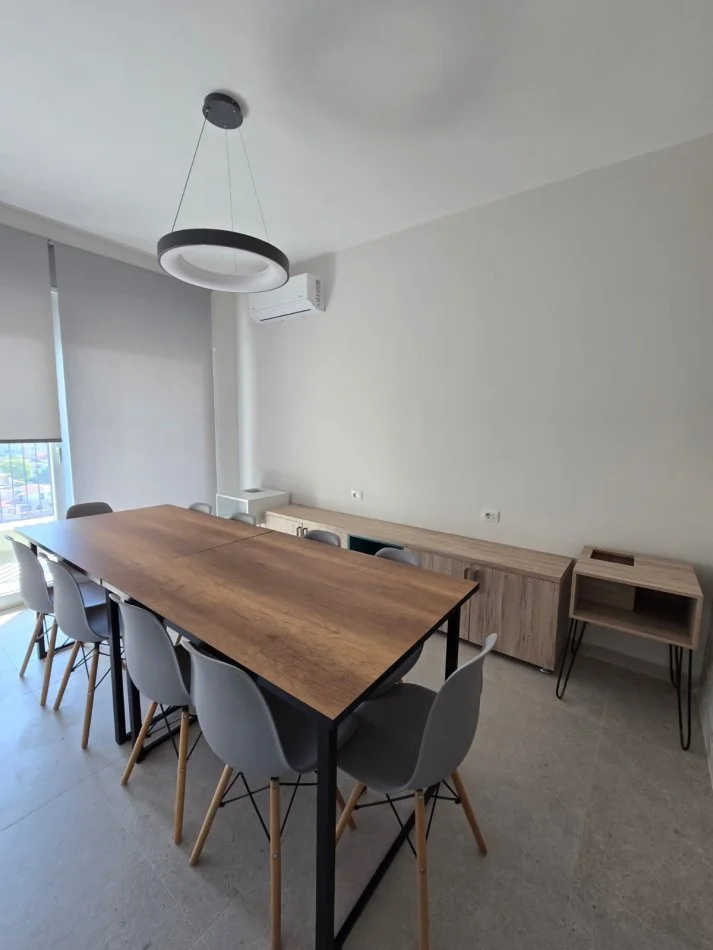 Tirane, jepet me qera apartament 1+1 Kati 8, 555 m² 500 € (Fusha Aviacionit)