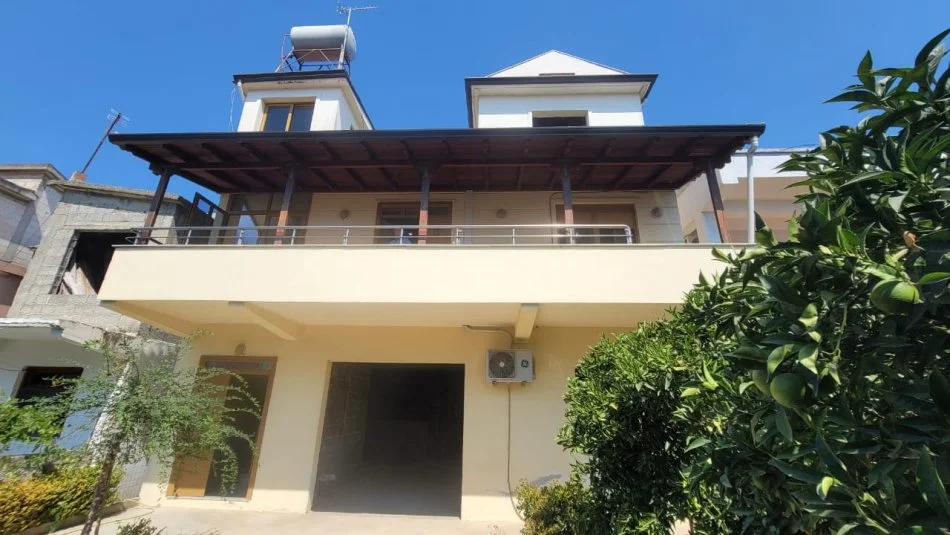 Durres, shitet shtepi 4+1+Ballkon Kati 3, 150.000 € (prane Autostrades Durres – Tirane, Durres.)