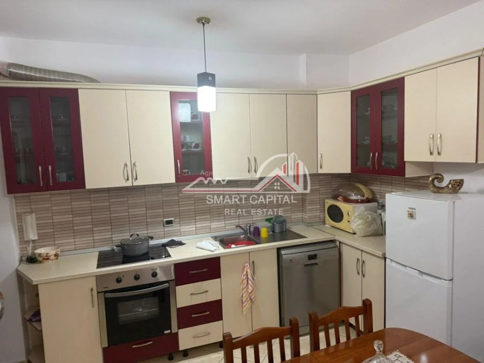 Vlore, jepet me qera apartament 1+1 Kati 4, 63 m² 350 € (Rruga Gjergj Arianiti Vlore!)