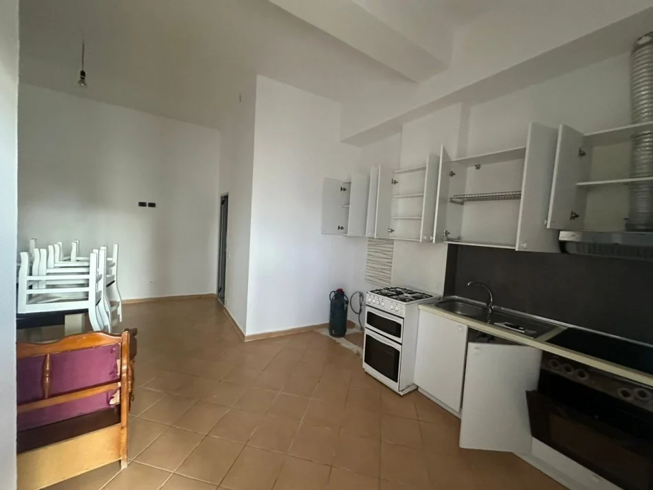 Tirane, jepet me qera apartament 2+1 Kati 1, 67 m² 300 € (Rruga Kastriotet)