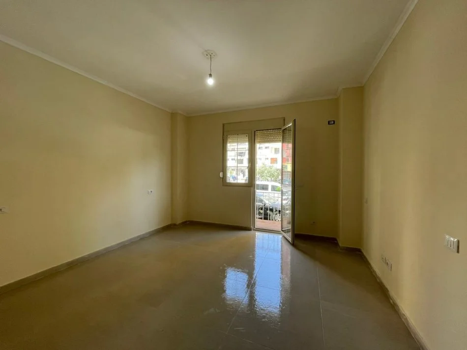 !SHITUR! Durres, shitet apartament 1+1+Ballkon Kati 1, 52 m² 55.000 € (Ne krah te Hotel Adriatik, Plazh, Durres.)