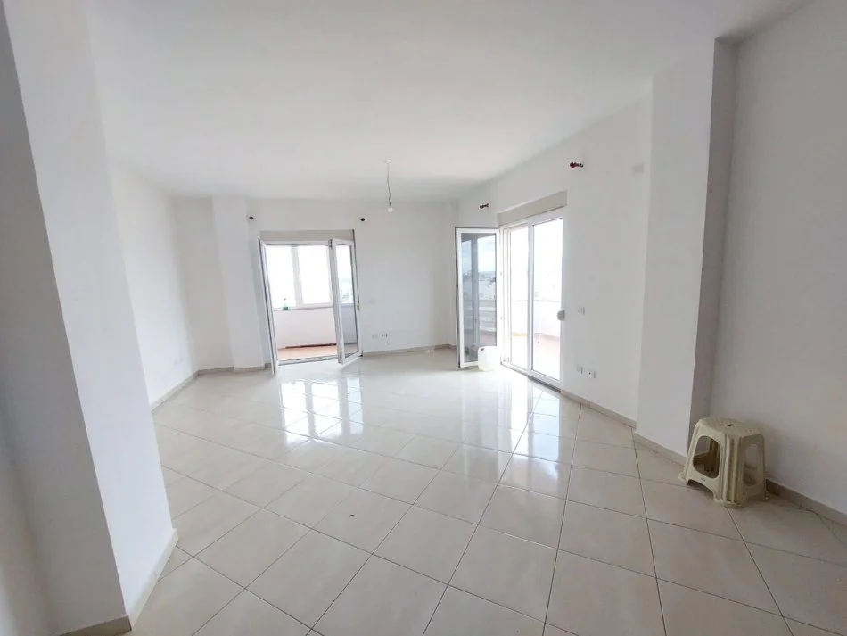 !!Dhene!! Durres, jap me qera apartament 2+1 Kati 7, 300 € (Prane Gjykates se Rrethit, Durres)