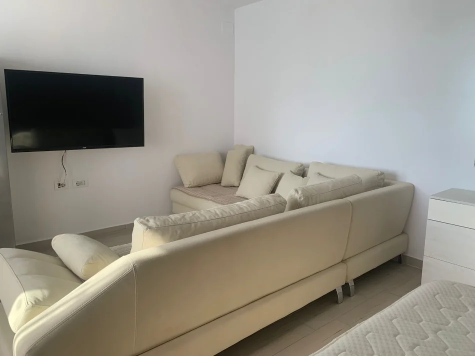 Tirane, jepet me qera garsonier Kati 5, 50 m² 400 € (Rruga Ferit Xhajko)