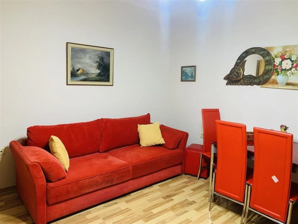 Tirane, jepet me qera apartament 2+1+Ballkon Kati 3, 60 m² 650 € (Rruges Fortuzi)