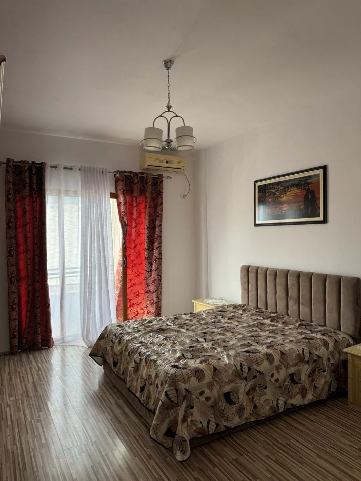 Tirane, jepet me qera apartament 2+1+Aneks+Ballkon Kati 5, 100 m² 100 € (rruga 5 Maj)