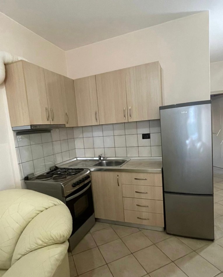 Tirane, jepet me qera apartament 1+1 Kati 1, 70 m² 350 € (selite)