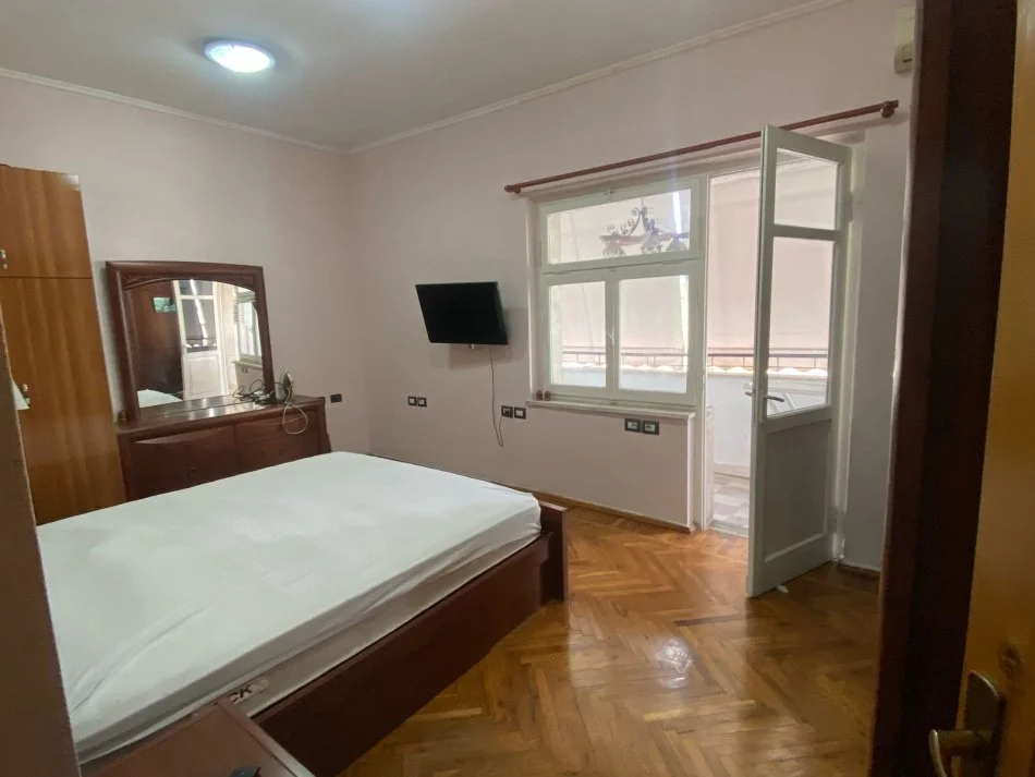 Tirane, jepet me qera apartament 2+1+Ballkon Kati 5, 100 m² 550 € (Libri Universitar)